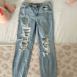 American eagle women’s light wash size 8 ripped jeans